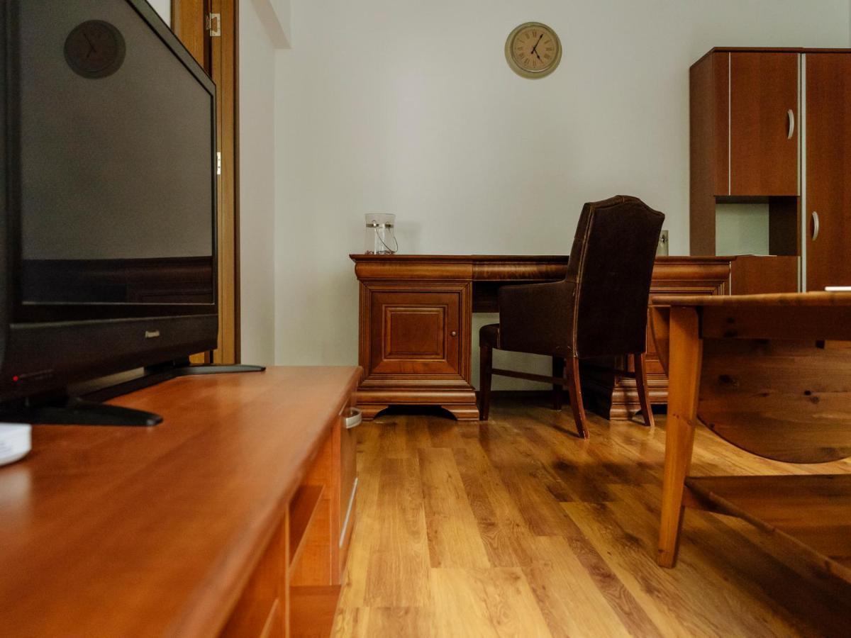Old Town Historic Apartment With Backyard Mini Park Boekarest Buitenkant foto