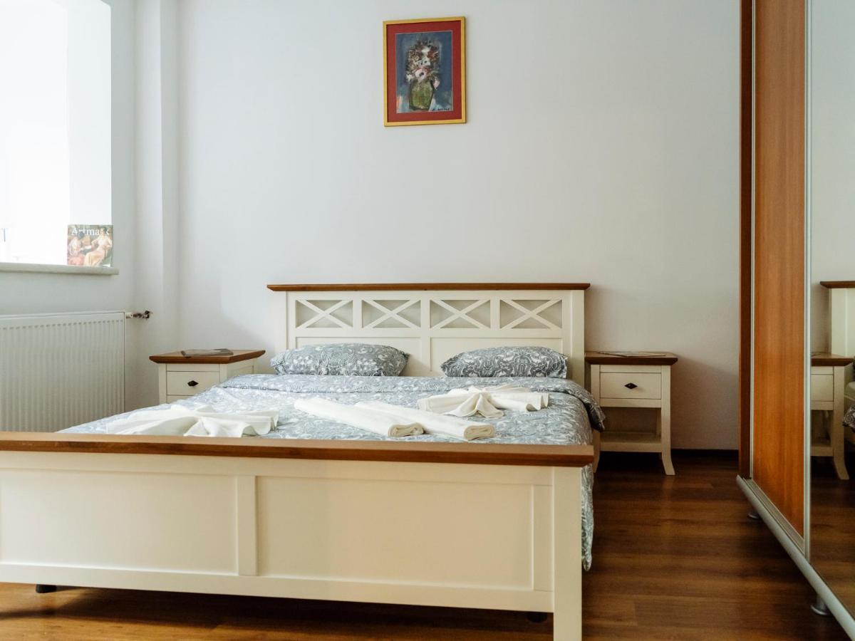 Old Town Historic Apartment With Backyard Mini Park Boekarest Buitenkant foto